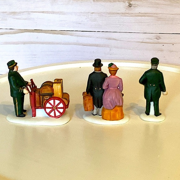 DEPARTMENT 56 - Holiday Travelers - Heritage Village - Dickens Village - Picture 3 of 8